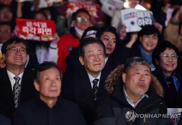 ▲ 이재명 더불어민주당 대표가 9일 서울 경복궁역 인근에서 열린 ‘윤석열 즉각퇴진·사회대개혁 비상행동, 대통령 탄핵 촉구 집회’에 참석해 미소를 보이고 있다. ⓒ연합뉴스