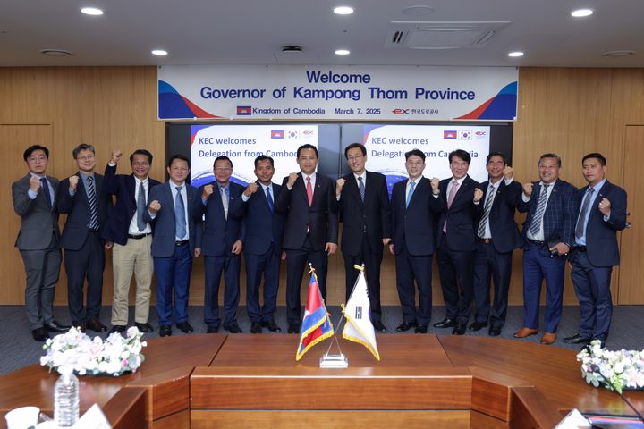 ▲ 함진규 한국도로공사 사장(왼쪽 8번째)이 지난 7일 한국도로공사 ex-스마트센터에서 누온 파랏 캄보디아 캄퐁톰 주지사(왼쪽 7번째)와 협력방안을 논의한 후 관계자들과 기념촬영을 하고 있다. ⓒ한국도로공사