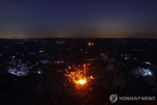 ▲ 폐허가 된 가자 북부 자발리야 난민촌에서 모닥불을 피운 주민들. AFP 연합뉴스 자료사진. ⓒ연합뉴스