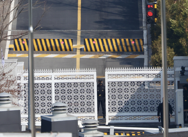 ▲ 윤석열 대통령 석방 사흘째인 10일 오후 서울 용산구 한남동 관저 진입로에 방벽이 설치돼 있다. 2025.03.10. ⓒ뉴시스