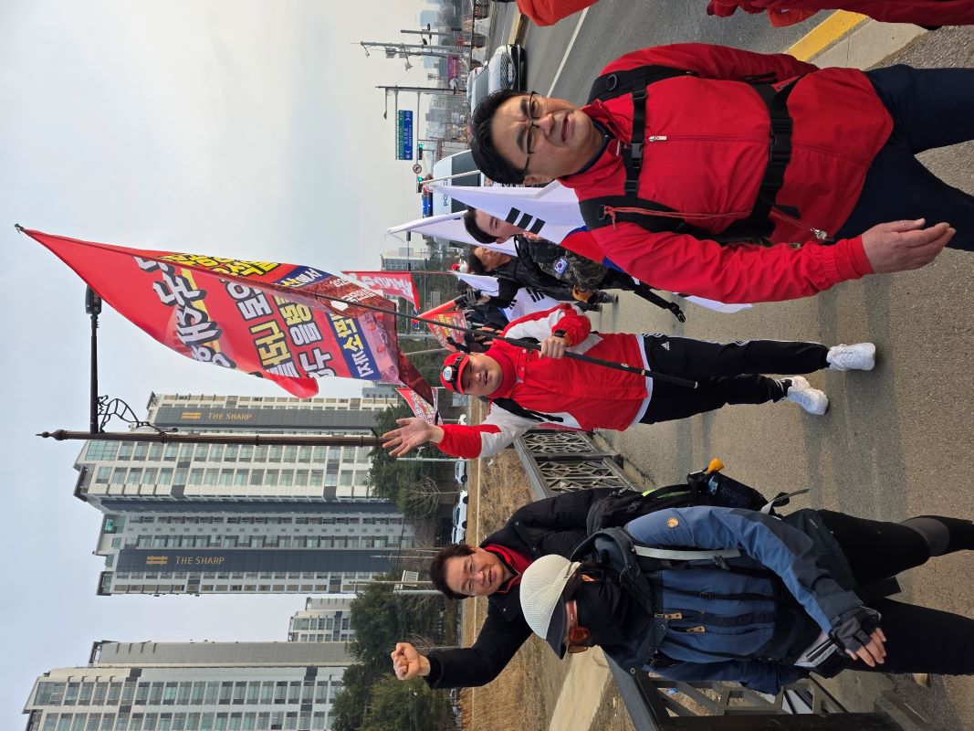 ▲ 구국행진에 나선 김영석 국민의 힘 충남도당위원장을 비롯한 아산갑 당원들이 구국행진을 벌이고 있다.ⓒ독자제공