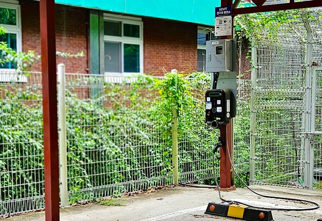 ▲ 경기지역 한 학교의 전기차 충전시설. ⓒ임태희 경기도교육감 SNS 캡쳐