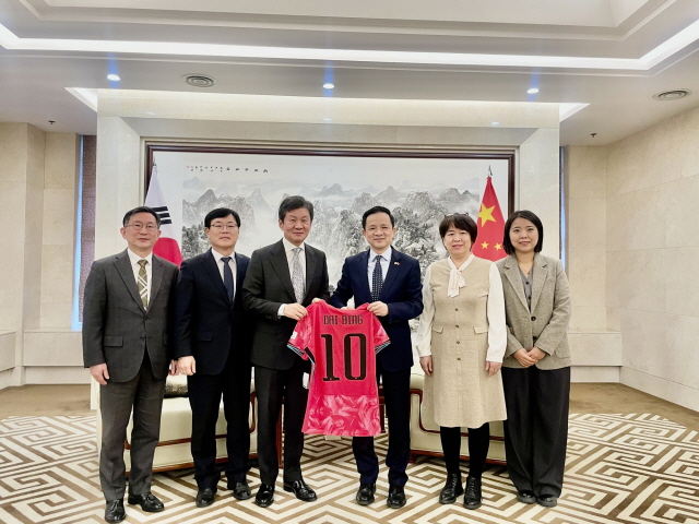 ▲ 왼쪽부터 정경구 HDC현대산업개발 대표, 김회언 HDC 대표, 정몽규 HDC그룹 회장, 다이빙(戴兵) 주한 중국대사.ⓒHDC현대산업개발