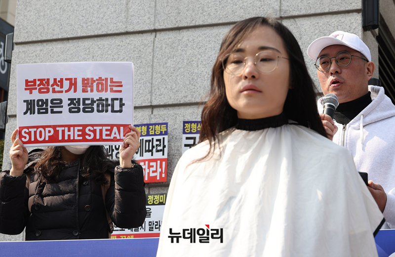 ▲ 기성경 씨가 삭발식을 앞두고 준비하고 있다.ⓒ정상윤 기자