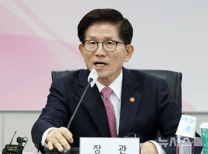 ▲ 김문수 고용노동부 장관이 지난달 17일 오후 서울 영등포구 중소기업중앙회에서 열린 고용노동부 장관 초청 중소기업인 간담회에서 인사말을 하고 있다. ⓒ뉴시스