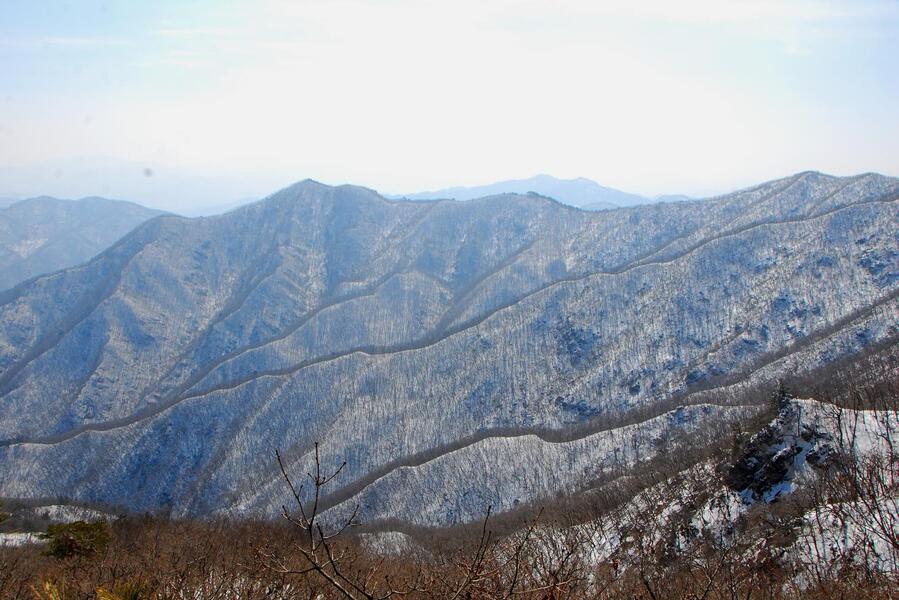 ▲ 선유봉에서 바라본 황악산의 수묵화.ⓒ진경수 山 애호가