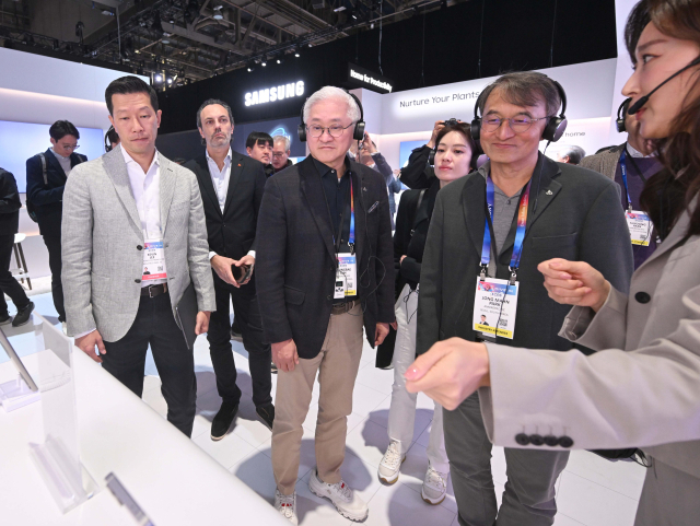 ▲ 세계 최대 가전·정보기술(IT) 전시회 CES 2025 개막 첫날인 7일(현지시간) 미국 네바다주 라스베이거스 컨벤션센터 센트럴홀 삼성전자 전시관을 서경배 아모레퍼시픽그룹 회장이 방문하고 있다. ⓒ연합뉴스