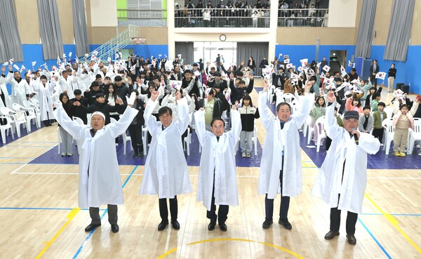 ▲ 10일‘오수를 사랑하는 청년회’ 주관으로 제106주년 오수 3.10 만세 운동 기념행사에 참석한 참석자들이 만세를 제창하고 있다.ⓒ임실군