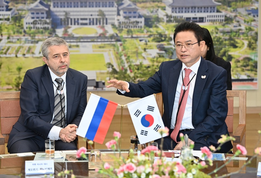 ▲ 이철우 경상북도지사는 10일 경북도청을 방문한 게오르기 지노비예프(Georgy Zinoviev) 주한 러시아 대사와 만나 양국 간 우호 협력 강화 및 2025년 APEC 정상회의의 성공적인 개최를 위한 협력 방안을 논의했다.ⓒ경북도