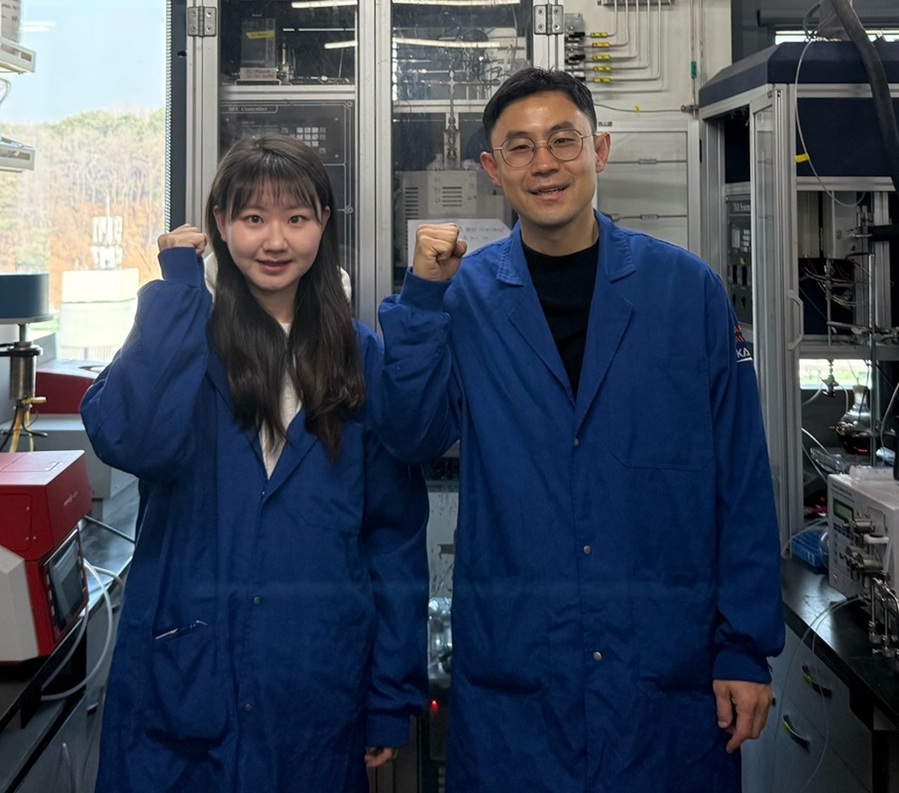 ▲ KAIST 생명화학공학과 최민기 교수, 박예준 박사과정(사진 오른쪽부터).ⓒKAIST