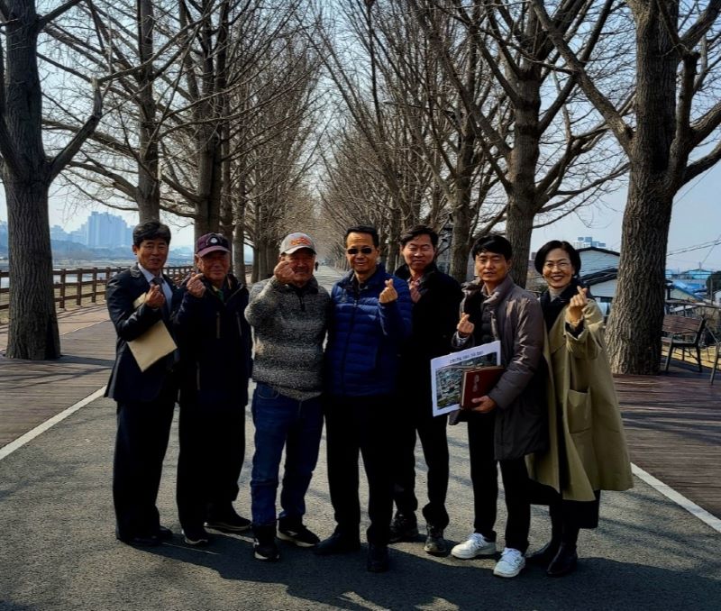 ▲ 곡교천 은행나무길의 야생화 특화 공간 조성을 위해 현장을 둘러 본 전문가들이 기념 촬영을 하고 있다.ⓒ아산시