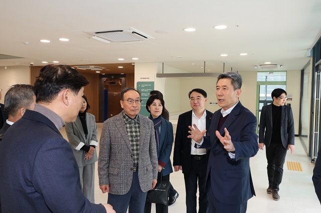 ▲ 이강덕 포항시장은 이달 말 개소 예정인 북구보건소 및 트라우마센터의 신축 현장을 10일 둘러보고 관계자를 격려했다.ⓒ포항시