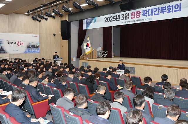 ▲ 이강덕 시장이 10일 흥해포은도서관에서 현장 확대간부회의를 주재하며 미래가 달려 있는 도시 경쟁력 확보를 위해 맡은 바 업무에 매진해 줄 것을 당부하고 있다.ⓒ포항시