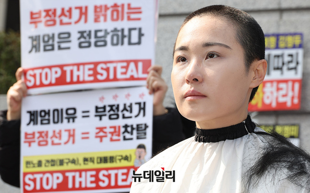 ▲ 지난 10일 오전 서울 종로구 헌법재판소 앞에서 열린 '무제한 필리버스터' 7일차 기자회견에서 윤석열 대통령 탄핵을 반대하는 기성경씨가 삭발식을 진행하고 있다. ⓒ정상윤 기자