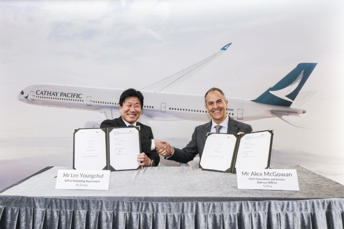 ▲ 이영철 SK에너지 마케팅본부장(왼쪽)과 알렉스 맥고완 캐세이퍼시픽항공 운영 및 서비스 제공 최고 책임자(오른쪽)가 10일 홍콩 캐세이퍼시픽항공 본사에서 SAF 공급 계약을 체결하고 있다.ⓒSK에너지