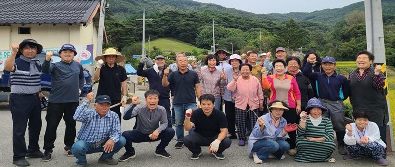 ▲ 충남형 마을 만들기 사업에 공주시 사곡면 대중리 마을 선정되자 마을 주민들이 활짝 웃고 있다.ⓒ공주시