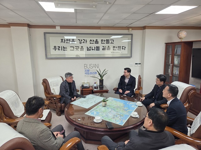 ▲ 김광열 영덕군수(가운데 오른쪽)가 전형필 부산지방국토관리청장을 만나 지역 현안사업을 논의하고 있다.ⓒ영덕군