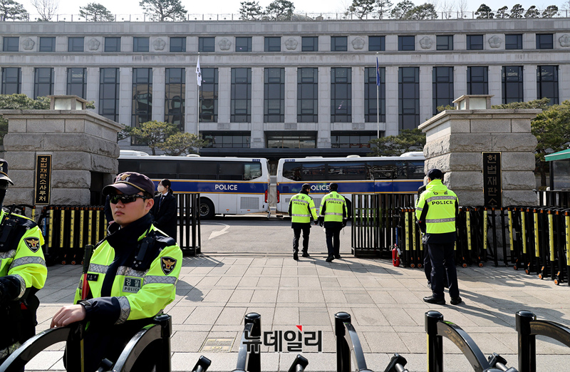 ▲ 경계 강화된 헌법재판소 입구. ⓒ정상윤 기자