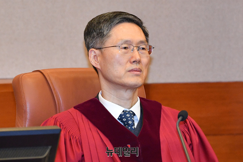 ▲ 문형배 헌법재판소장 권한대행이 25일 서울 종로구 헌법재판소에서 열린 윤석열 대통령 탄핵심판 마지막 변론기일에 참석하고 있다. ⓒ공동취재단