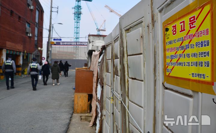 ▲ 충북 청주청원경찰서 직원들이 지난달 20일 청주시 서원구 사직동의 한 재개발구역에서 범죄 예방을 위한 빈집 밀집 지역 점검을 하고 있다. ⓒ뉴시스