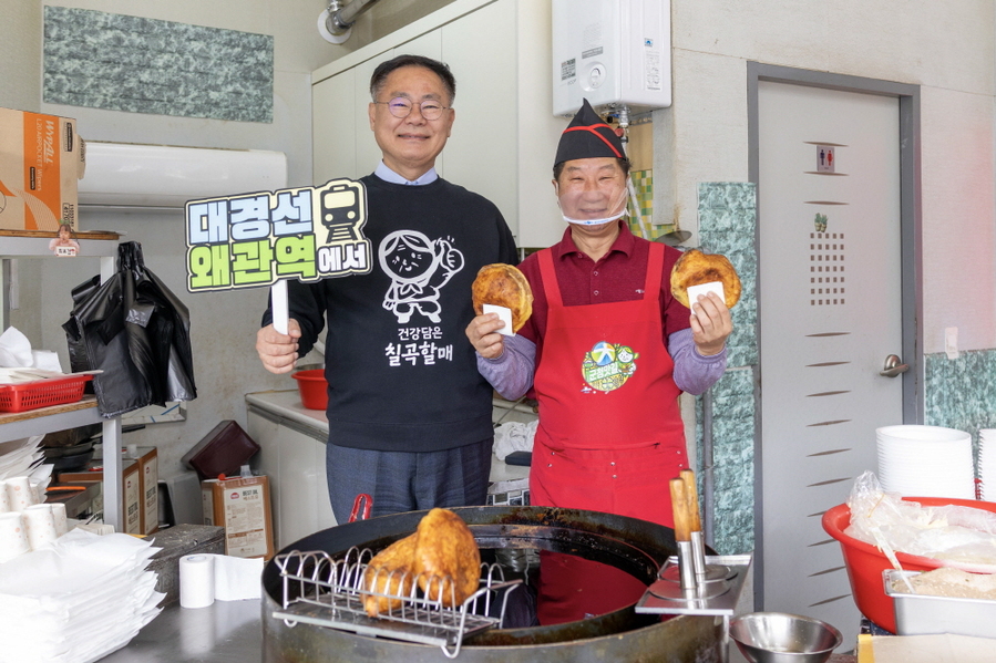 ▲ 김재욱 칠곡군수(왼쪽)가 지역명물인 웰빙왕호떡집을 방문해 차태일 사장과 함께 호떡을 들어보이고 있다.ⓒ칠곡군