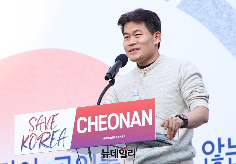 ▲ 전한길 한국사 강사가 2월 11일 천안버스터미널에서 열린 세이브코리아 국가비상기도회에서 연설하고 있다. ⓒ서성진 기자