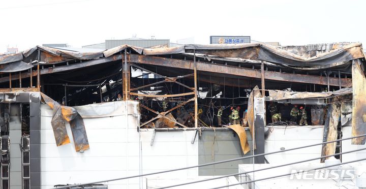 ▲ 지난해 6월25일 오전 경기 화성시 서신면 일차전지 제조 공장 아리셀 건물 화재 현장에서 소방대원들이 수색 작업을 하고 있다. ⓒ뉴시스