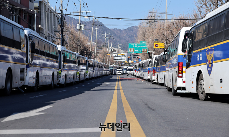 ▲ 지난 23일 오후 서울 종로구 헌법재판소 인근에서 경찰이 안국역 출입구 등 헌법재판소로 향하는 도로를 통제하고 있다. ⓒ정상윤 기자