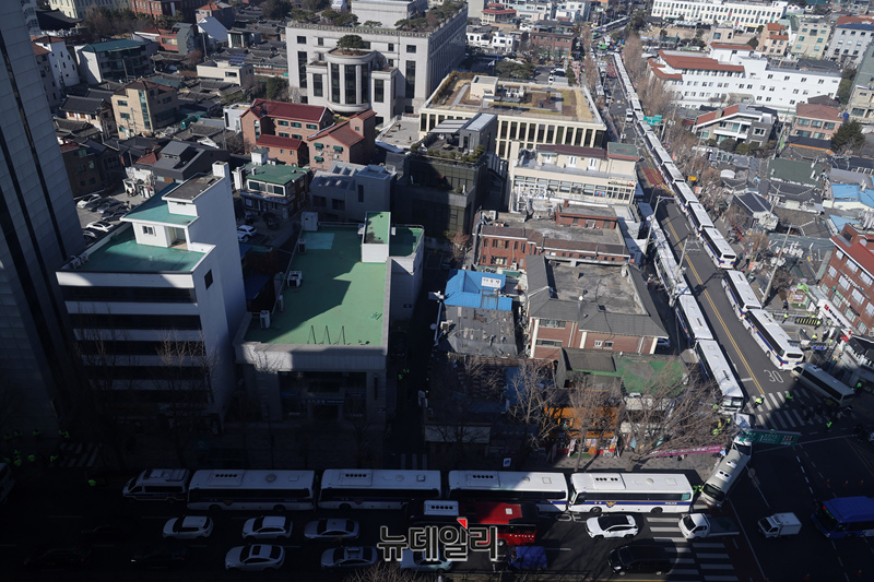 ▲ 경찰이 지난 23일 서울 종로구 헌법재판소로 향하는 도로를 통제하고 있다. ⓒ정상윤 기자