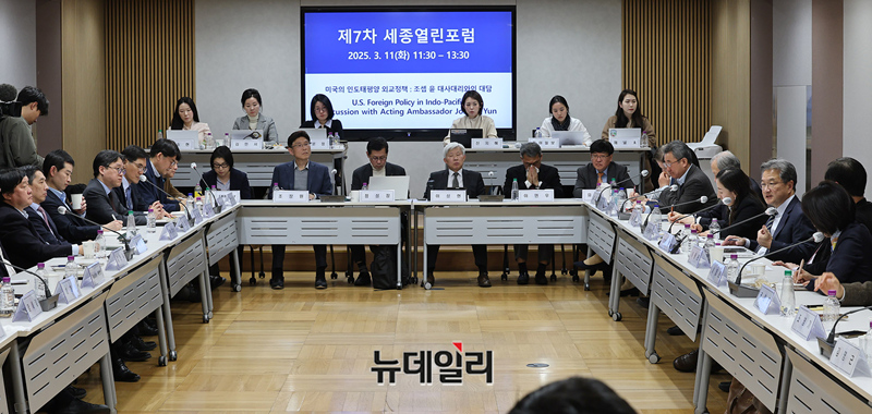 ▲ 세종연구소(이사장 이용준, 소장 김현욱)가 11일 오후 서울 광화문 세종연구소 컨퍼러스룸에서 조셉 윤 주한 미국 대사 대리를 초청해 세종열림포럼을 개최했다. ⓒ정상윤 기자