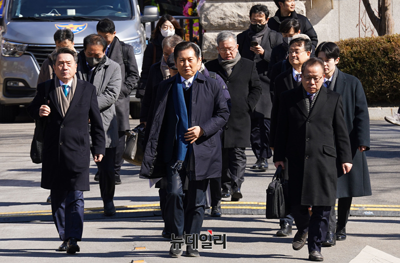 ▲ 정청래 국회 탄핵소추위원장과 변호인단이 2월 18일 서울 종로구 헌법재판소에서 열린 윤석열 대통령 탄핵심판 9차 변론기일에 출석하고 있다. (사진=공동취재단)
