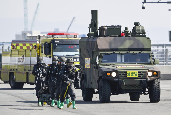 ▲ 11일 평택·당진항 국제여객터미널에서 해군2함대사령부 주관으로 진행된 통합 항만방호훈련에서 2함대 화생방신속대응팀이 미상 비행물체 추락지점을 중심으로 화생방 물질 탐지를 위해 기동정찰을 실시하고 있다. 해군은 자유의 방패(Freedom Shield) 연습의 일환으로 진행된 이날 훈련을 통해 서해 국가중요시설 방호 대비태세를 확립했다. ⓒ해군 제공