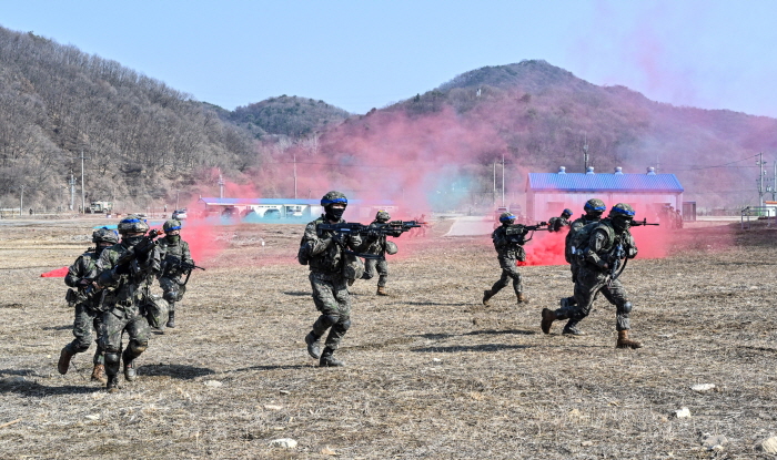▲ 육군은 11일 경기도 파주 무건리훈련장에서 '한미연합 공중강습 훈련'을 실시했다. 한미 양국 장병 400여 명이 참가한 이번 훈련은 한국군 주도의 연합 공중강습 수행능력을 강화하기 위해 실시됐다. 사진은 한미 양국군 장병들이 목표를 공격하기 위해 기동을 시작하는 모습이다. ⓒ육군 제공