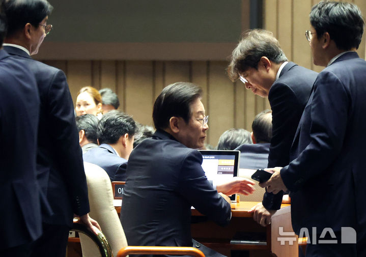 ▲ 이재명(가운데) 더불어민주당 대표가 지난해 12월 서울 여의도 국회에서 열린 본회의에서 판사 출신 최기상(오른쪽 두 번째) 의원과 대화하고 있다.ⓒ뉴시스