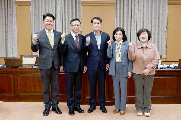 ▲ 대전시의회 민생경제특별위원회 이상래 위원장 등이 기념촬영을 하고 있다.ⓒ대전시의회