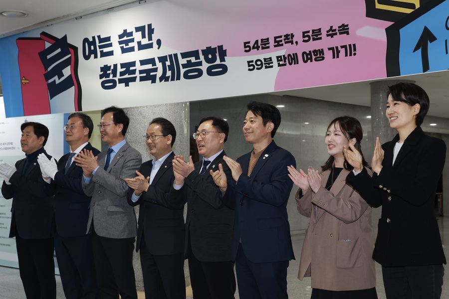 ▲ 충북도와 송재봉 국회의원 공동 주관으로 국회 의원회관 제2로비에서 청주국제공항의 활성화 현황과 민간전용 활주로 신설을 주제로 한 전시회를 개최하고 있다.ⓒ충북도