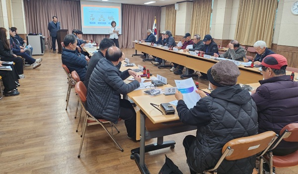 ▲ 부여군 보건소가 석성면 이장회의를 시작으로 지역 주민들에게 보건사업을 안내하고, 마을이장을 통해 보건사업에 대한 홍보 협조를 요청했다.ⓒ부여군
