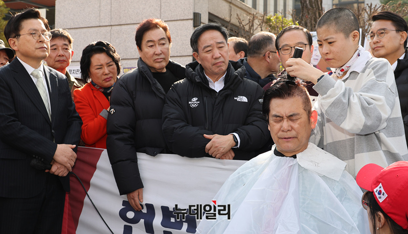 ▲ 서울기독교총연합회(서교총)이 11일 오후 서울 종로구 헌법재판소 앞에서 윤석열 대통령 탄핵 각하를 촉구하는 릴레이 삭발식을 시작했다. ⓒ정상윤 기자