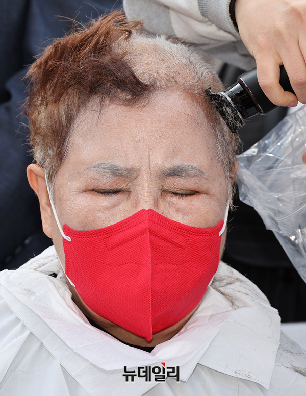 ▲ 서울기독교총연합회(서교총)이 11일 오후 서울 종로구 헌법재판소 앞에서 윤석열 대통령 탄핵 각하를 촉구하는 릴레이 삭발식을 시작했다. ⓒ정상윤 기자