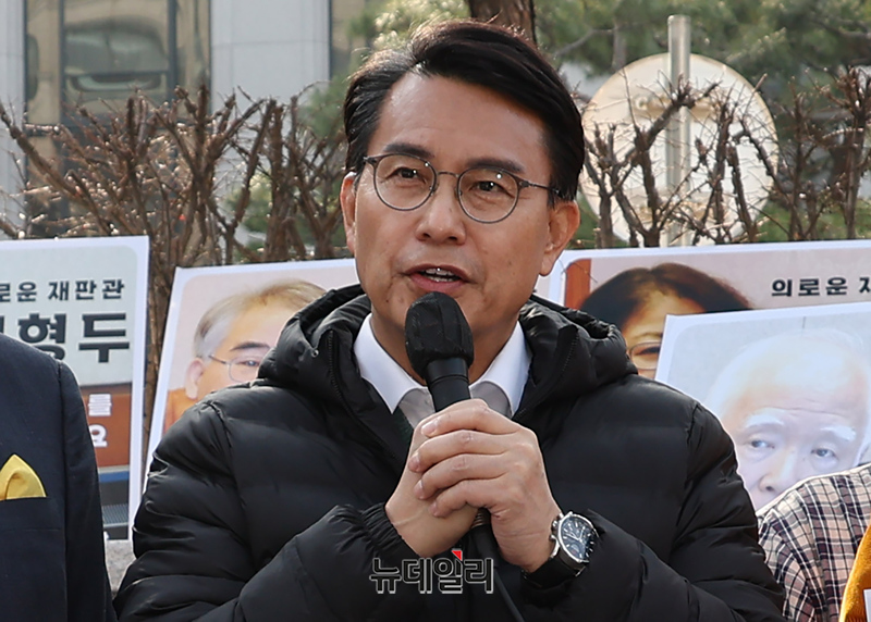 ▲ 삭발식에 참여한 국민의힘 윤상현 의원이 발언하고 있다. ⓒ정상윤 기자