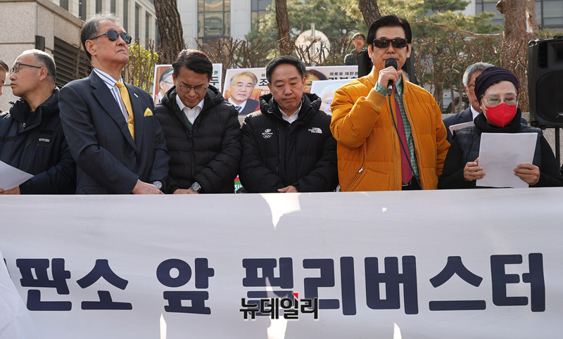 ▲ 서울기독교총연합회(서교총)이 11일 오후 서울 종로구 헌법재판소 앞에서 윤석열 대통령 탄핵 각하를 촉구하는 릴레이 삭발식을 시작했다. ⓒ정상윤 기자