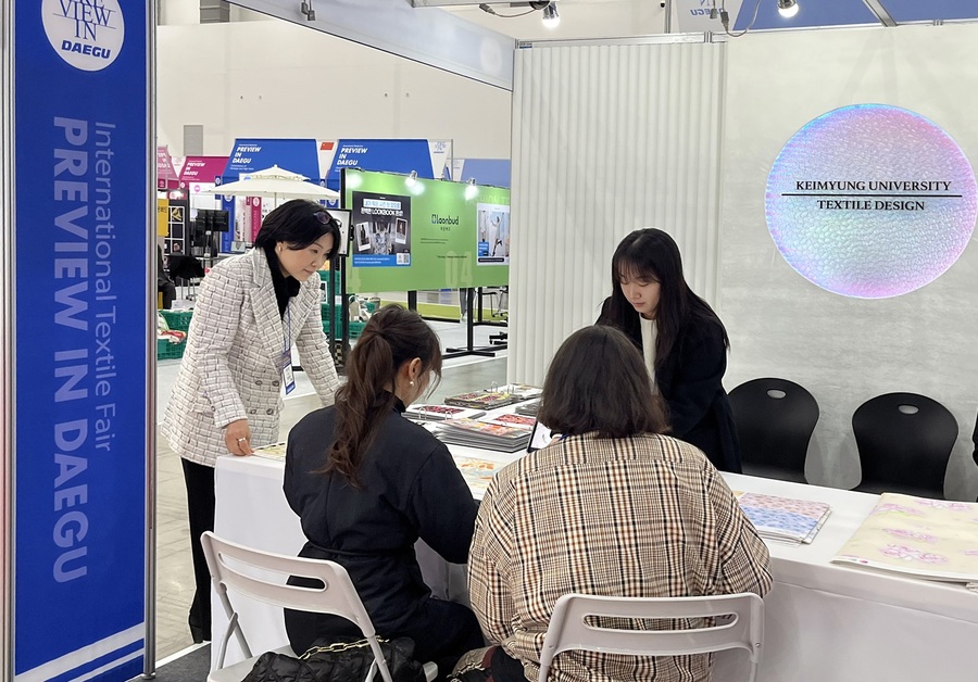 ▲ 계명대(총장 신일희) 미술대학 텍스타일디자인과가 3월 5일부터 7일까지 대구 엑스코(EXCO)에서 개최된 대구국제섬유박람회 ‘프리뷰 인 대구 2025(PID 2025)’에 참가해 홈 인테리어와 어패럴을 위한 창의적인 텍스타일 디자인 작품을 선보였다.ⓒ계명대