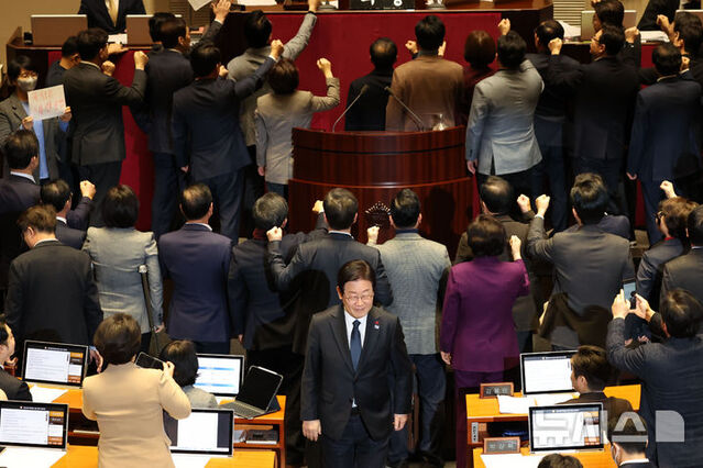 ▲ 저 음흉한 미소를 보라. 한덕수 국무총리를 탄핵하고 국회 본회의장을 나오는 이재명. 오싹한 살기가 느껴진다. 이런 무도한 국회를 3년 더 놓아두어야 하나. ⓒ 뉴시스
