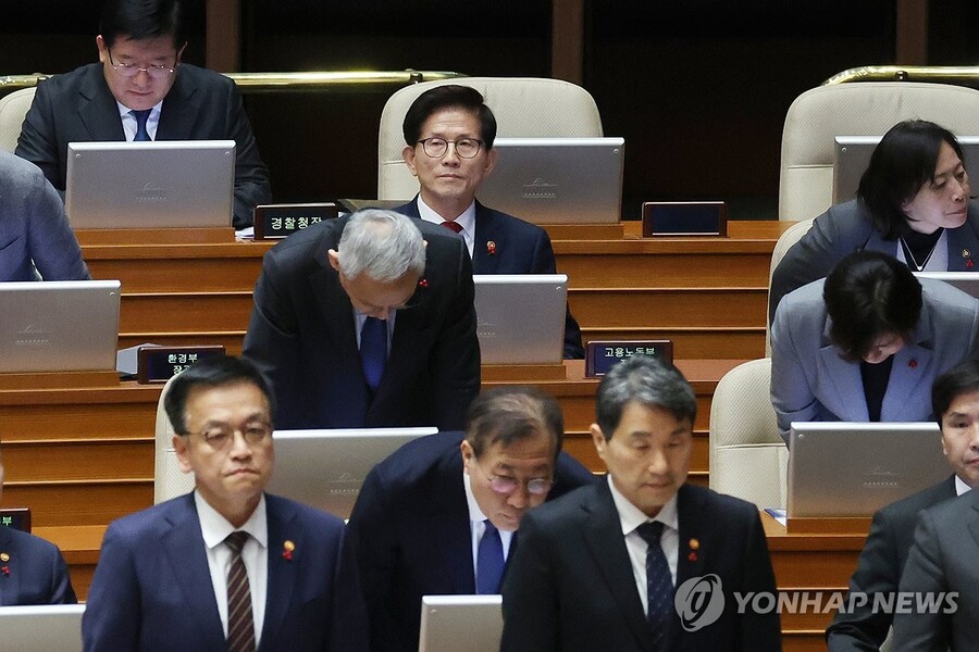 ▲ 혼자 싸운 윤 대통령을 배신하고 일어나 사과하는 배알도 기개도 없는 장관들. 김문수 노동부장관만 꼿꼿하게 사과를 거부했다. 서영교 따위의 지시에 국무총리 이하 전 장관이 일어나 고개 숙인 이 참당한 장면은 대한민국 장관들의 흑역사로 두고두고 회자될 것이다. ⓒ 연합뉴스