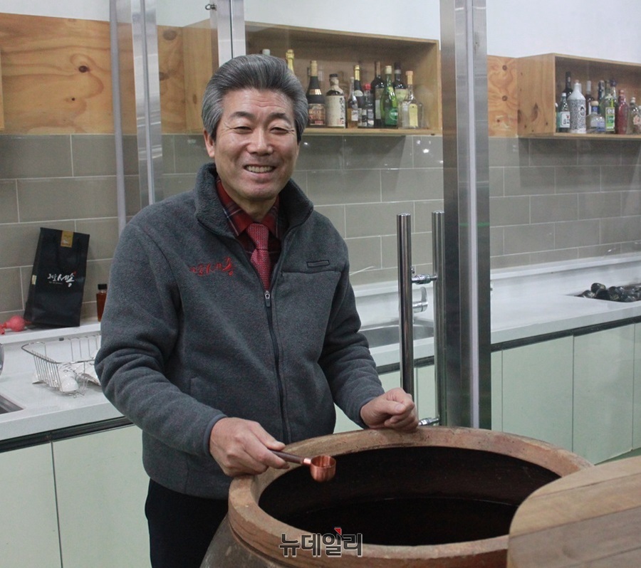 ▲ 경기호 ㈜조은술 세종 대표가 일제시대 사용했던 술독에서 숙성된 전통주를 살펴보고 있다.ⓒ김정원 기자