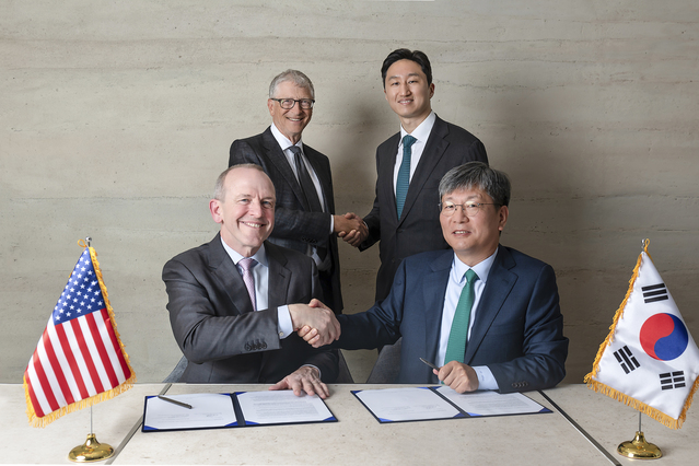 ▲ HD현대가 최근 테라파워와 ‘나트륨 원자로의 상업화를 위한 제조 공급망 확장 전략적 협약’을 체결했다. (오른쪽부터)HD현대중공업 원광식 해양에너지사업본부장, HD현대 정기선 수석부회장, 테라파워 빌 게이츠(Bill Gates) 창업자, 크리스 르베크(Chris Levesque) 최고경영자. ⓒHD현대