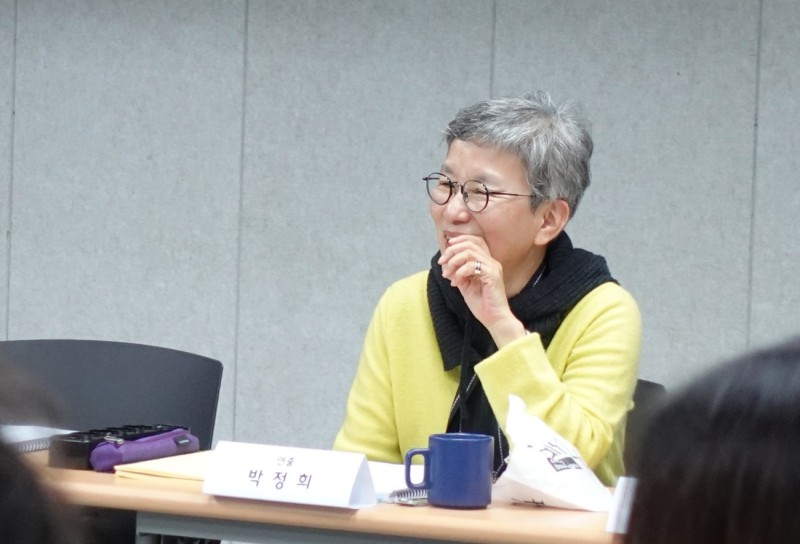 ▲ 연극 '헤다 가블러' 첫 연습 현장에 참석한 박정희 연출.ⓒ국립극단