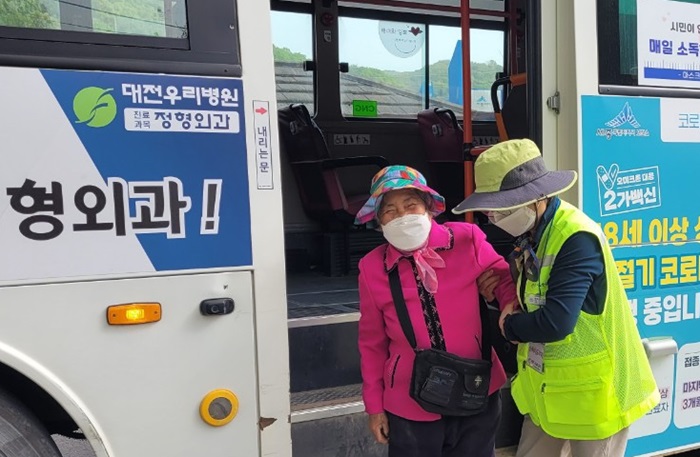 ▲ 세종 금남대평시장에서 승하차 도우미 활동을 하고 있다.ⓒ세종도시교통공사