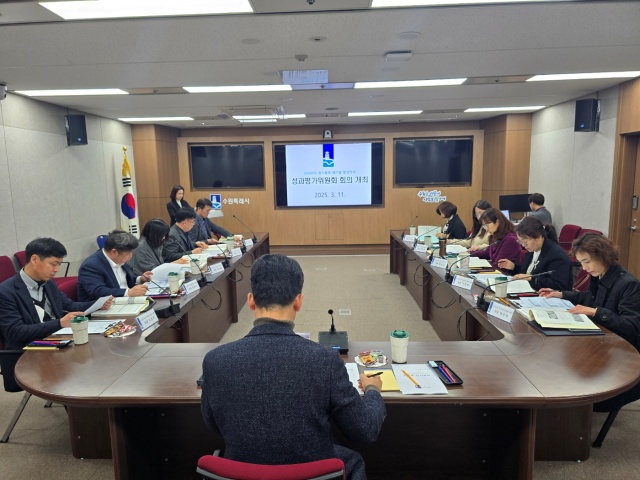 ▲ 지난 11일 시청 영상회의실에서 열린 ‘2024년도 음식물류 폐기물 발생억제 성과평가위원회’ 모습. ⓒ수원시 제공