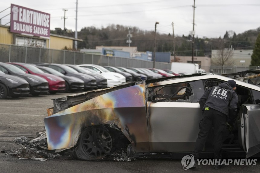 ▲ 방화로 불탄 테슬라 사이버트럭. ⓒ연합뉴스 제공.